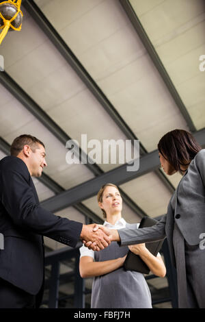 La gente di affari parlare insieme e stringono le mani Foto Stock