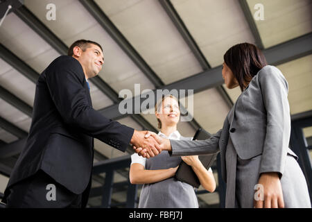 La gente di affari parlare insieme e stringono le mani Foto Stock