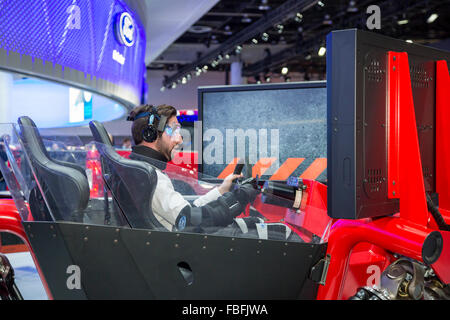 Detroit, Michigan - un uomo aziona un simulatore di guida mentre indossano le attrezzature di imitare essendo sotto effetto di droghe. Foto Stock