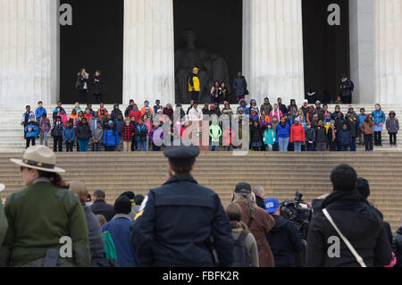 Washington, DC, Stati Uniti d'America. 15 gennaio, 2016. La dodicesima lettura annuale del dottor Martin Luther King's "Ho un sogno di parola' da Watkins scuola elementare è tenuto presso il Lincoln Memorial a Washington, DC, Stati Uniti, gennaio 15, 2016. Credito: Bao Dandan/Xinhua/Alamy Live News Foto Stock