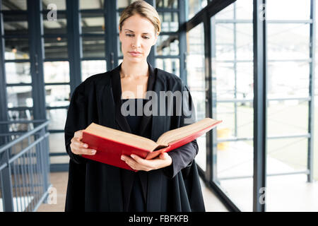 Avvocato femmina la lettura di un libro con attenzione Foto Stock