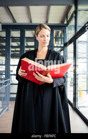 Avvocato femmina la lettura di un libro con attenzione Foto Stock