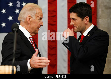 Vice presidente Joe Biden parla con altoparlante Paul Ryan del Wisconsin prima del discorso sullo stato dell'Unione a una sessione congiunta del Congresso sul Campidoglio di Washington, Martedì, Gennaio 12, 2016. Credito: Evan Vucci/Piscina via CNP - nessun filo SERVICE - Foto Stock