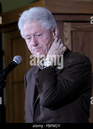 Città di Sioux, Iowa, USA. 15 gennaio, 2016. Ex Pres. BILL CLINTON campagne per sua moglie, candidato presidenziale democratico Hillary Clinton a Morningside College. © Jerry Mennenga/ZUMA filo/Alamy Live News Foto Stock