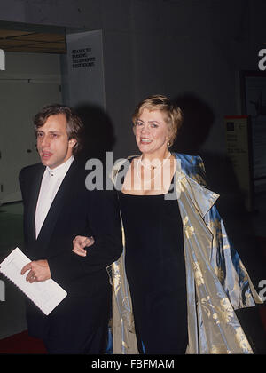 Washington, DC, Stati Uniti d'America, 5 dicembre, 1993 Kathleen Turner e suo marito Jay Weiss arriva presso il Kennedy Center Honors. Maria Kathleen Turner, meglio noto come Kathleen Turner, è un film americano e la fase attrice e regista. Turner è venuto a fama nel corso degli anni ottanta, dopo i ruoli nel corpo Calore (1981), Romancing la pietra (1984), e Prizzi in onore (1985), le ultime due a guadagnare la sua un premio di Golden Globe per la migliore attrice. Credito: Mark Reinstein Foto Stock