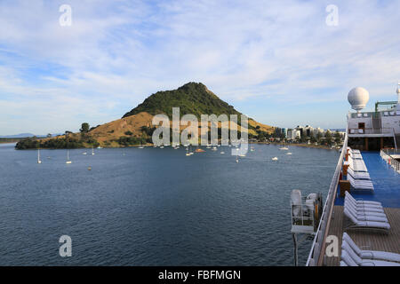L'Oceania la nave di crociera Marina è ormeggiato al molo in Tauranga, Baia di Planty, Nuova Zelanda, con il Mount in background. Foto Stock