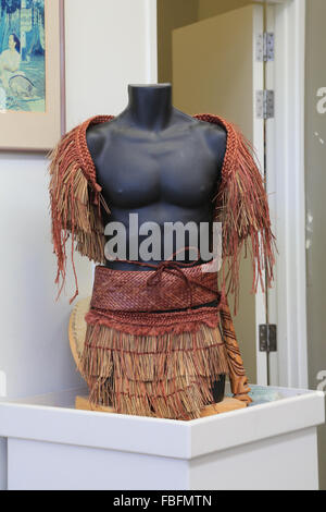 Abbigliamento tradizionale sul display al Maori centro culturale, Rotorua, Baia di Planty, Nuova Zelanda. Foto Stock