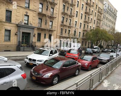 La città di New York, Stati Uniti d'America. Xxi Dec, 2015. Auto sul Lato Upper East di Manhattan dare il via ad una motospazzatrice prima di ritornare ai loro spazi di parcheggio nella città di New York, Stati Uniti d'America, 21 dicembre 2015. Spazi di parcheggio in New York sono costosi e ricercati. I Newyorkesi sono tuttavia necessari per spostare i loro veicoli in modo che non sia di intralcio per spazzatrici stradali 2 volte a settimana, che conduce a volte a bizzare situazioni di traffico con le auto parcheggio nelle strade piuttosto che lungo le stradine laterali. Foto: Chris Melzer/dpa/Alamy Live News Foto Stock