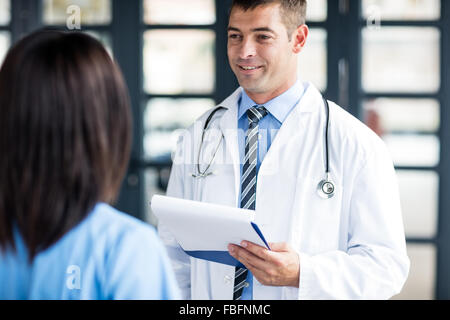 Medico a parlare con un infermiere Foto Stock