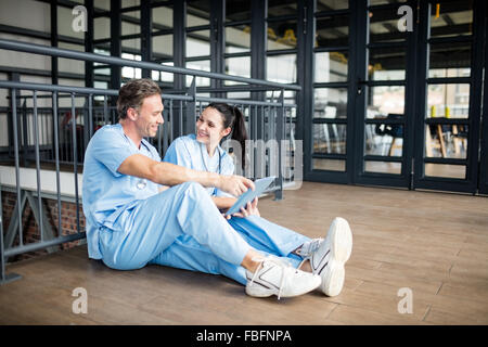 Sorridente medical team di lavoro sul pavimento Foto Stock