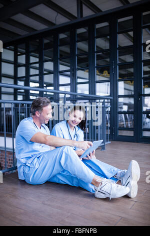 Sorridente medical team di lavoro sul pavimento Foto Stock