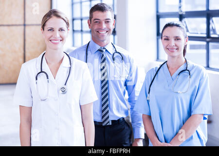 Il team medico di posa per la fotocamera Foto Stock