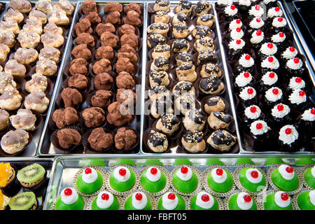 Visualizzazione delle deliziose paste in una pasticceria italiana Foto Stock