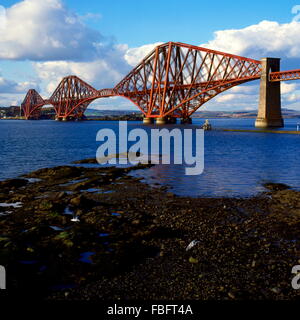 AJAXNETPHOTO. - 1988. FIRTH OF FORTH, Scozia. - Estuario attraversamento - lo sbalzo Ponte di Forth Rail visto da South Queensferry. Foto:JONATHAN EASTLAND/AJAX REF:091965 Foto Stock