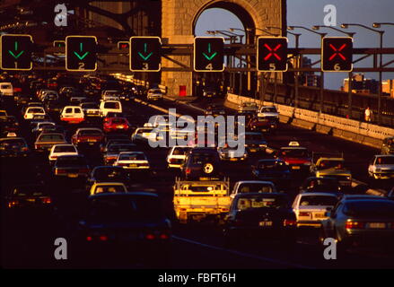 AJAXNETPHOTO. SYDNEY, Australia. - SYDNEY Harbour Bridge - Rush Hour smaltati in la luce di un sole di setting. Foto:JONATHAN EASTLAND/AJAX REF:87001 Foto Stock