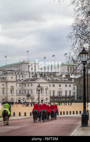 Su Horseguards Parade sul loro modo di Horseguard's Parade Foto Stock