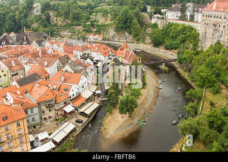 Celebre città storica Cesky Krumlov 160 km o 100 miglia a sud di Praga sul fiume Vltava, Repubblica Ceca, Europa.vista aerea Foto Stock