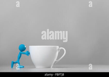 Blue man spingendo e tazza di caffè. Foto Stock