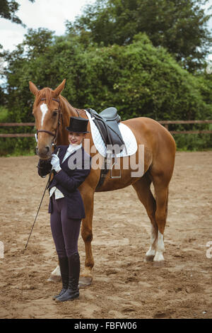 Jockey femmina portando il suo cavallo Foto Stock