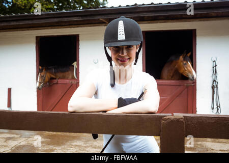 Jockey sorridente in posa per la fotocamera Foto Stock
