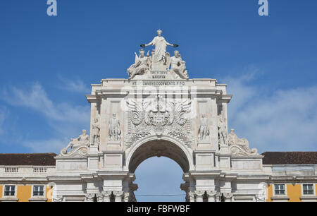 Arco trionfale nell'iconica Piazza del Commercio nel molto centro di Lisbona Foto Stock