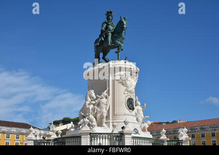 Re José I statua in bronzo nell'iconica Piazza del Commercio nel molto centro di Lisbona Foto Stock
