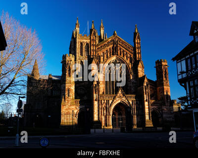 Hereford cattedrale sorge su una verde nel cuore della città di contea e solo città di Herefordshire. Foto Stock