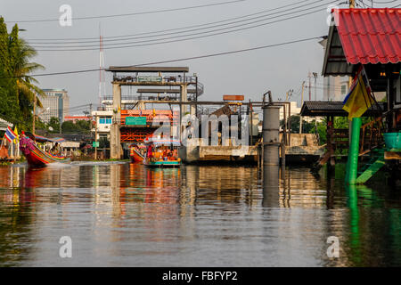 Alluvione su uno dei canali collegati al fiume Chao Phraya, Bangkok, Thailandia. Foto Stock