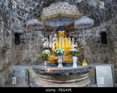 Golden immagine del Buddha a Htukkant Thein tempio di Mrauk-U, Stato di Rakhine, Myanmar Foto Stock