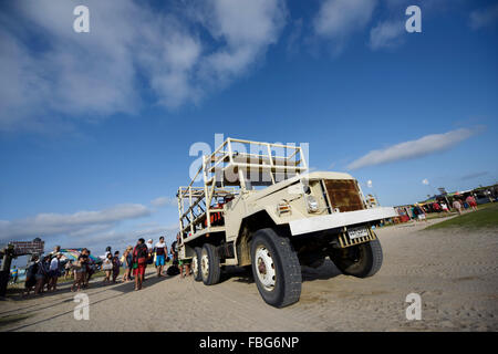 (160116) -- CABO POLONIO, gen. 16, 2016 (Xinhua) -- le persone a bordo di un carrello per essere trasportato dal Cabo Polonio alla Route 10, nel dipartimento di Rocha, 275km da Montevideo, capitale dell'Uruguay, a gennaio 15, 2016. Secondo la stampa locale, Cabo Polonio Parco Nazionale è un'area protetta di Uruguay, che dal 2009 fa parte del sistema nazionale di aree protette. Si tratta di un luogo che non ha elettricità o acqua corrente, in modo che le case sono illuminati da candele, lanterne o energia solare, e l'acqua è estratta da una pompa o un bene ed è riscaldato con gas. La voce di turisti per il parco è attraverso i carrelli 4X4. Foto Stock