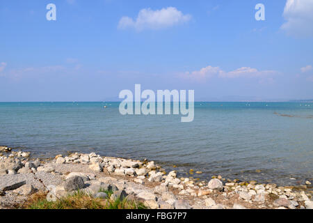 Il lago di Garda, in italiano: Lago di Garda o Benaco Lago, è il lago più grande in Italia. Foto Stock