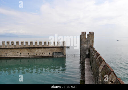 Sirmione sul Lago di Garda è un comune della provincia di Brescia, in Lombardia nelle parti settentrionali dell'Italia. Foto Stock