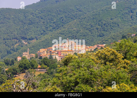 Le vecchie case e campanili sulla collina Isola d'Elba, Marciana, Italia Foto Stock