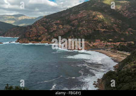 Spiaggia, Porto, la città e la torre genovese di Porto sulla costa occidentale della Corsica Foto Stock