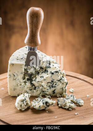 Danese formaggio blu su una tavola di legno. Foto Stock