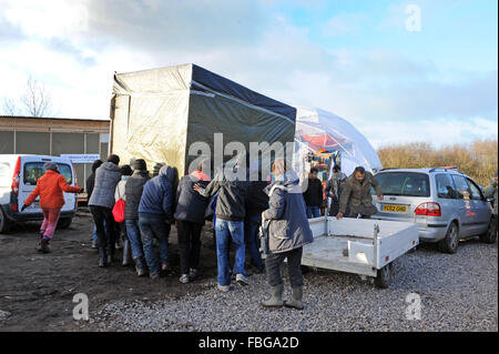 Jungle, Calais, Francia. Venerdì 15 Gennaio 2016. I volontari aiutano i profughi si muovono rifugi temporanei al di fuori della zona di demolizione. Foto Stock