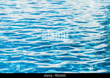 Increspature su l'acqua della piscina. Foto Stock