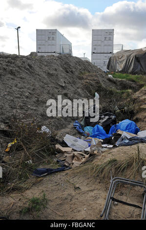 La giungla, Calais, Francia. Venerdì 15 Gennaio 2016. Nuovo governo contenitore costruito alloggi per i rifugiati 1000 sedersi dietro i detriti da improvvisati rifugi temporanei Foto Stock