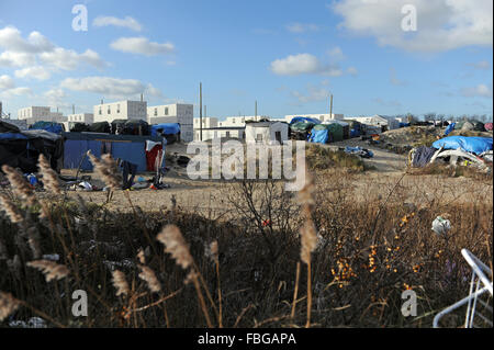 La giungla, Calais, Francia. Venerdì 15 Gennaio 2016. Nuovo governo contenitore costruito alloggi per i rifugiati 1000 siede dietro temporaneo di rifugi di fortuna costruito sulle dune di sabbia. Foto Stock