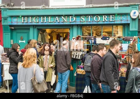 I visitatori del Mercato di Portobello Road di fronte highland store, Notting Hill, Londra, Inghilterra Foto Stock