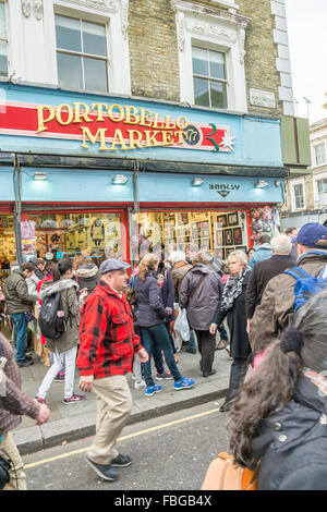 I visitatori di fronte 177, Portobello market store, Notting Hill, Londra, Inghilterra Foto Stock