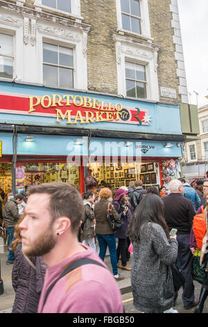 I visitatori di fronte 177, Portobello market store, Notting Hill, Londra, Inghilterra Foto Stock