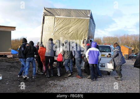 Jungle, Calais, Francia. Venerdì 15 Gennaio 2016. I volontari aiutano i profughi si muovono rifugi temporanei al di fuori della zona di demolizione. Foto Stock