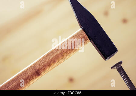 Martello con manico in legno chiodi martellato Foto Stock