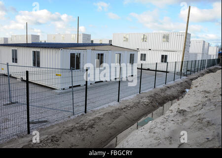 La giungla, Calais, Francia. Venerdì 15 Gennaio 2016. Nuovo governo contenitore costruito alloggi per 1000 rifugiati. Il composto si siede sul sito di disboscata dove rifugi temporanei sorgeva l. Foto Stock