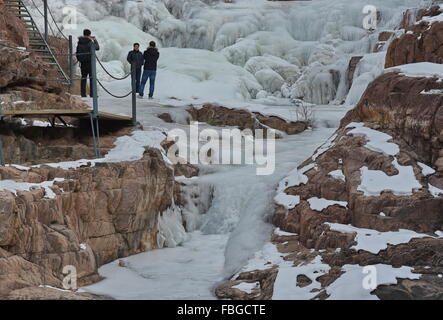 Shijiazhuang cinese nella provincia di Hebei. 15 gennaio, 2016. La gente Visita una cascata ghiacciata al Sangganhe Grand Canyon nella contea di Xuanhua, nel nord della Cina di nella provincia di Hebei, Gennaio 15, 2016. Credito: Yang Shiyao/Xinhua/Alamy Live News Foto Stock