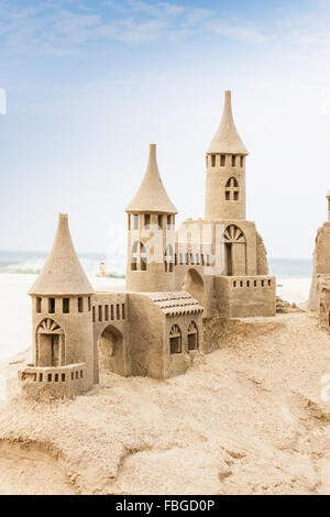 Grand sandcastle sulla spiaggia durante un giorno di estate Foto Stock