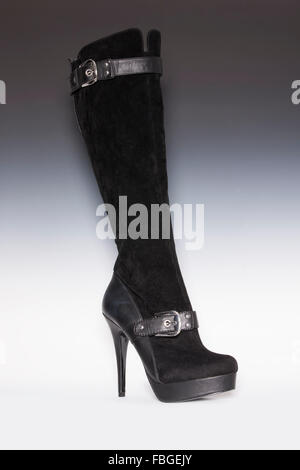 In pelle scamosciata e cuoio womens nero lunghezza al ginocchio stiletto stivali. Foto Stock