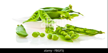 I piselli freschi e baccelli in un piatto isolato su sfondo bianco Foto Stock