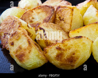 Freschi di patate arrosto su un vassoio da forno Foto Stock